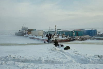 В Якутии эвакуировали экипаж с застрявших во льдах судов / ЯСИА   