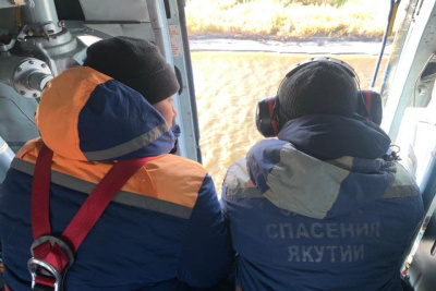 Вертолет МЧС исследовал 420 кв. км акватории Лены в поисках трех пропавших рыбаков / ЯСИА   