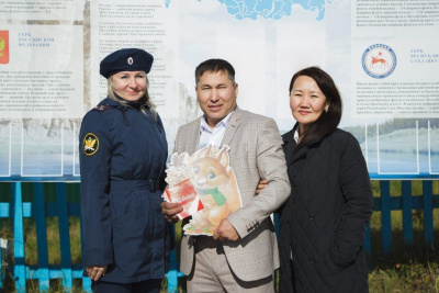 Многодетной семье Ксенофонтовых вручили подарок от коллектива УФСИН / ЯСИА   