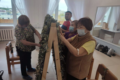 В больницах Якутии персонал и пациенты плетут маскировочные сети / ЯСИА   