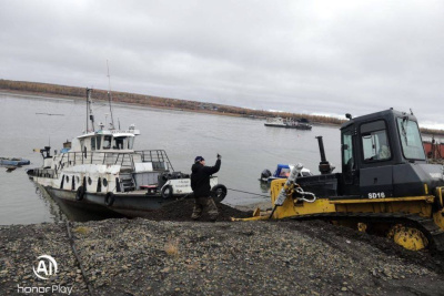 Разлив нефтепродуктов произошел на реке Индигирке в Абыйском районе / ЯСИА   