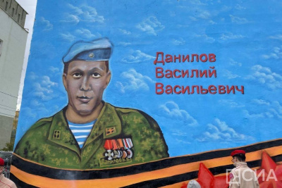 «Папа теперь в мультике»: в Якутске появился мурал с изображением участника СВО Василия Данилова / Саина Титова Якутск Якутск Республика Саха (Якутия)