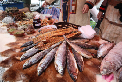 15 хозяйств и предприятий участвуют в ярмарке «Рыба Якутии — 2025» / Майя Гоголева   