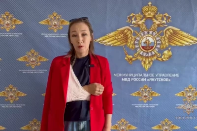 Сотрудницу полиции из Якутии, спасшую тонущую девочку, наградил министр Колокольцев / ЯСИА   