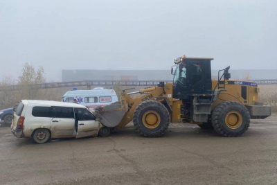 Пьяный водитель устроил ДТП с погрузчиком в Якутске / ЯСИА Якутск Якутск Республика Саха (Якутия)