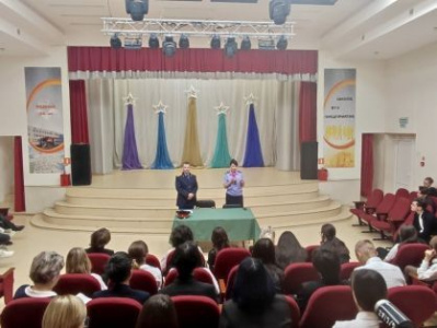 Сотрудники следственного управления рассказали старшеклассникам, обучающимся в школах города Мирного, о работе следователя СК России, а также о проводимой работе по профилактике преступлений /    