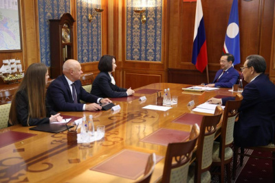 Глава Якутии провел встречу с начальником Дальневосточного управления Центрального банка РФ / ЯСИА   