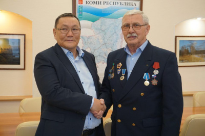 Айсен Николаев наградил жителя Коми, спасшего самолет из Якутии на заброшенном аэродроме / Анна Лебединская   