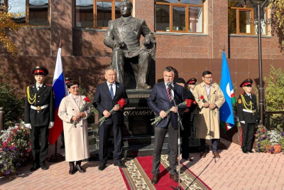 В Якутске возложили цветы к памятнику Василию Никифорову-Күлүмнүүр / ЯСИА Якутск Якутск Республика Саха (Якутия)