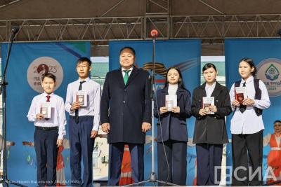 В Якутске лучшим школьникам и активистам торжественно вручили паспорта / Нарыйа Пахомова Якутск Якутск Республика Саха (Якутия)
