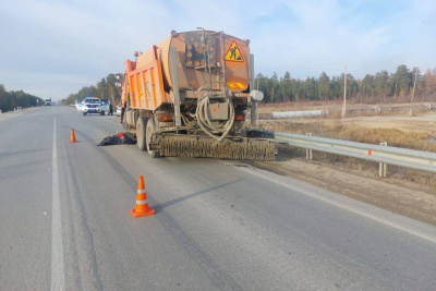 Уборочный КамАЗ насмерть сбил велосипедиста на автодороге «Лена» / ЯСИА   