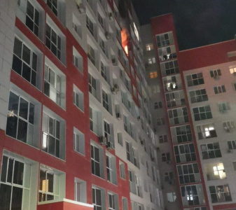 Пожар вспыхнул в многоквартирном доме на 203 микрорайоне Якутска UPD / Дьулустаан Сергеев Якутск Якутск Республика Саха (Якутия)