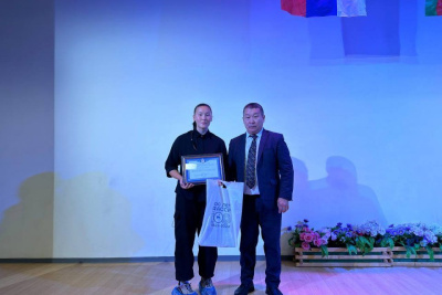 Школьницу, спасшую троих тонущих человек, наградили в Якутске / ЯСИА Якутск Якутск Республика Саха (Якутия)