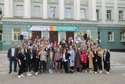 Представители АГИКИ презентовали вуз на молодежном форуме в Алтае / ЯСИА   