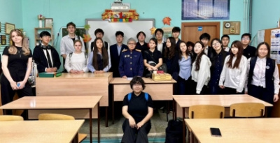 Диалог поколений: ветеран следствия Галина Попова провела для якутских школьников «Урок успеха» /    