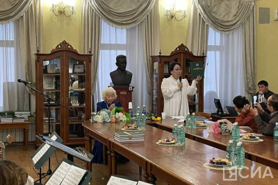 В Якутске презентовали сборник Анегины Ильиной-Дмитриевой «Поэзии волшебные звуки» / Саина Титова Якутск Якутск Республика Саха (Якутия)