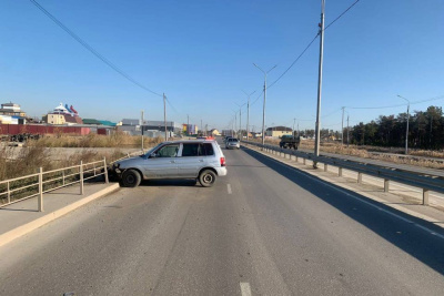 В Якутске пьяный водитель повредил пять пролетов пешеходного ограждения / ЯСИА Якутск Якутск Республика Саха (Якутия)