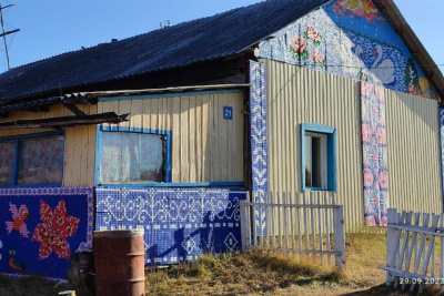 Копили с 2015 года: в Якутии две сестры украсили фасад дома пластиковыми крышками / Нарыйа Пахомова   Республика Саха (Якутия)