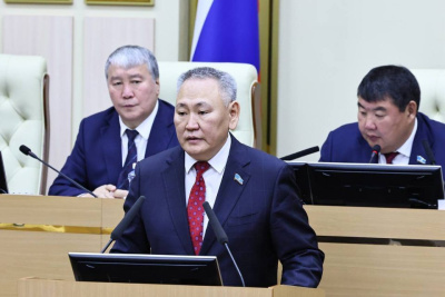 Глава Якутии поздравил Сахамина Афанасьева с избранием на пост сенатора в Совете Федерации / ЯСИА   