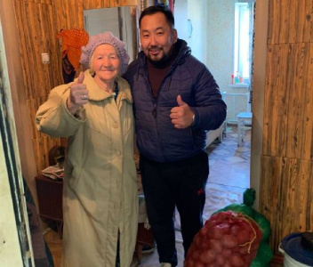 Более девяти тонн картофеля и капусты доставили одиноким пожилым гражданам в Якутске / ЯСИА Якутск Якутск Республика Саха (Якутия)