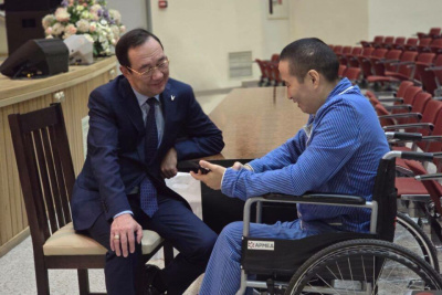 Глава Якутии посетил раненых бойцов в госпитале имени Вишневского / ЯСИА   