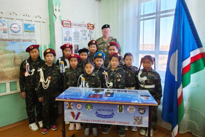 «Парту Героя» памяти росгвардейца Андрея Ощепкова открыли в школе Ленского района / ЯСИА   