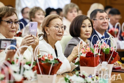 Лучшим 36 педагогам-наставникам Якутии вручили премии главы республики в 100 тысяч рублей / Виктория Сергеева Якутск Якутск Республика Саха (Якутия)