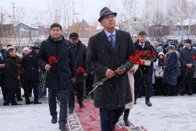 В День учителя в Якутске возложили цветы к памятнику Михаилу Алексееву / Дьулустаан Сергеев Якутск Якутск Республика Саха (Якутия)