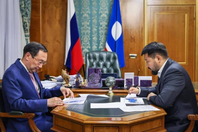 Глава Якутии провел рабочую встречу с мэром столицы Евгением Григорьевым / ЯСИА   