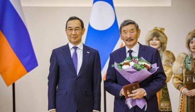 Глава Якутии поздравил с юбилеем народного писателя Якутии Дмитрия Наумова / ЯСИА   