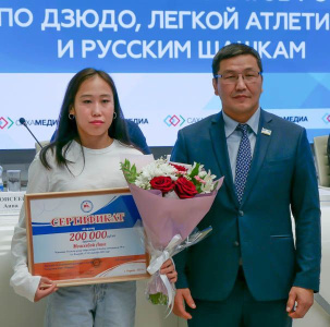 Минспорт Якутии вручил чемпионам России денежные сертификаты / Дьулустаан Сергеев Якутск Якутск Республика Саха (Якутия)