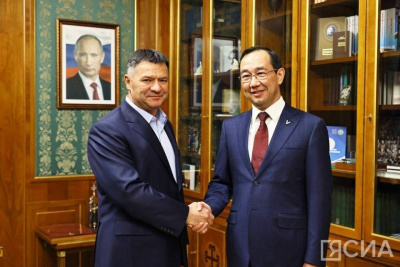 Айсен Николаев поблагодарил Андрея Тарасенко за годы работы на посту премьера Якутии / ЯСИА   