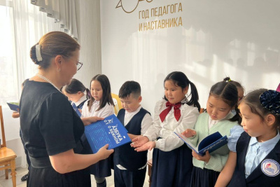 Школьникам Якутска вручили «Азбуки о важном» / ЯСИА Якутск Якутск Республика Саха (Якутия)