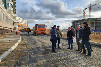 Евгений Григорьев проверил ход работ по благоустройству и ремонту дорог в Якутске / ЯСИА Якутск Якутск Республика Саха (Якутия)