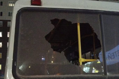 В Якутске камнем разбили стекло автобуса с пассажирами / ЯСИА   