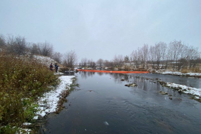 Ленские спасатели ликвидируют последствия разлива нефтепродуктов в Мирнинском районе Якутии / ЯСИА   