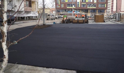 Во дворе по улице Ойунского Якутска завершаются работы по благоустройству / ЯСИА Якутск Якутск Республика Саха (Якутия)