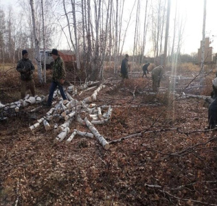 Нюрбинские госинспекторы заготовили и доставили дрова для семей участников СВО / ЯСИА   