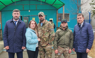 Еще двое солдат приехали в отпуск /    