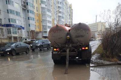 Коммунальщики откачивают лужи с заниженных мест в Якутске / ЯСИА Якутск Якутск Республика Саха (Якутия)