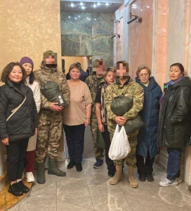 Военнослужащим из Олекминского района Якутии передали посылки от земляков / ЯСИА   