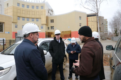 Погода к строителям благосклонна /    