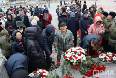 В Якутске возложили цветы к памятнику Матери / Нарыйа Пахомова Якутск Якутск Республика Саха (Якутия)