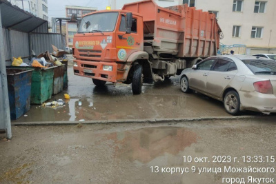 В «Якутскэкосетях» назвали адреса, где припаркованные автомобили мешают проезду мусоровоза / ЯСИА   