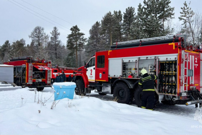 Сотрудники МЧС Якутии провели учения по эвакуации людей и тушению пожара в Нерюнгри / ЯСИА   