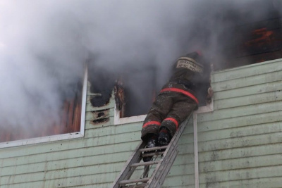 Один человек пострадал при пожаре в двухэтажном жилом доме в Якутске / ЯСИА Якутск Якутск Республика Саха (Якутия)