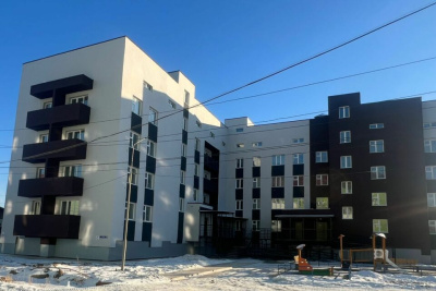 В Олекминске сдали четырехэтажный дом для переселенцев из аварийного жилья / ЯСИА   