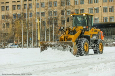 Коммунальные службы Якутска убирают улицы от выпавшего снега / ЯСИА Якутск Якутск Республика Саха (Якутия)