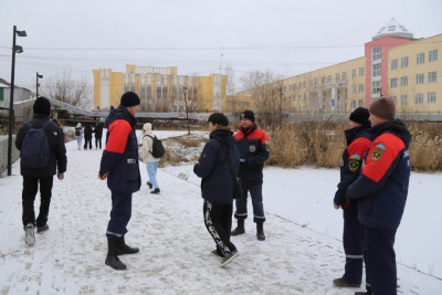 В Якутске спасатели пресекли выход на тонкий лед группы подростков / ЯСИА Якутск Якутск Республика Саха (Якутия)