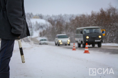 Якутянам напомнили об основных правилах безопасной езды при гололёде / ЯСИА   